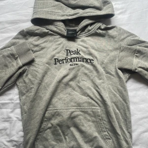 Peak performance hoodie  - Växte ur den här fina hoodien tyvärr, bra skick och väldigt skön 💞
