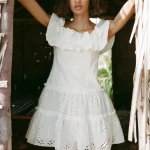 ZARA KLÄNNING💋 - En super gullig och fin kort klänning från Zaras gamla kollektion 2023. Du kan också ha den off-shoulder, och har använt den 2 gånger bara. 💕 Hade på mig den på skolavslutningen och fick massor komplimanger! Mitt lägsta pris är 400kr🩷