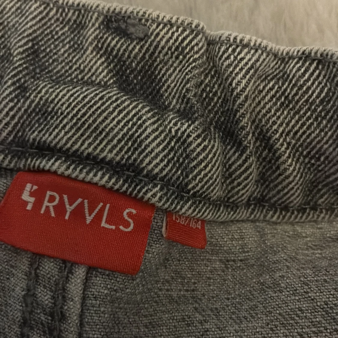 Grå jeansbyxor från RYVLS - 1
