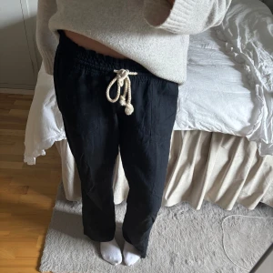 Svarta byxor från Roxy - Svarta linnebyxor från Roxy, fint skick men tyvärr för korta för mig (jag är 175) och kommer därför inte för användning💞