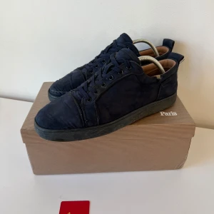 Christian Louboutin  - De är 5 år gamla och väl använda därav skicket. Men de är äkta. Kvitto finns! Box, kort och kvitto medföljer. Har dustbagen och kan skicka med till bestämt pris. Skriv för mer frågor och bilder. 