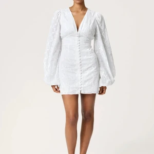 Vit klänning från adore - Helt ny vit klänning med v-ringning och långa puffärmar. Den är i storlek 36 och har fortfarande prislapp. Ny pris 1495💕(kan absolut sänka priset om någon är intresserad)