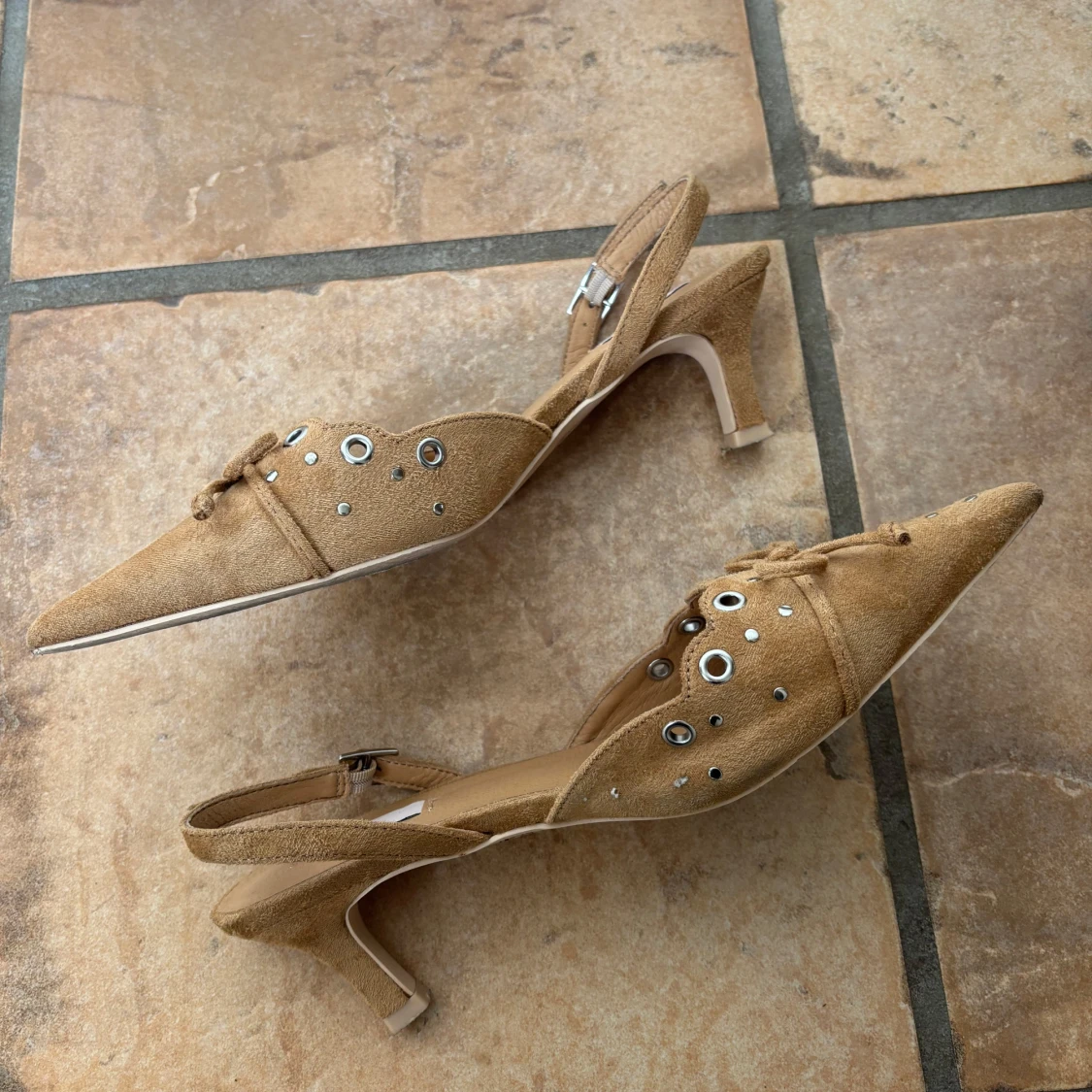 Beige pumps med spetsig tå och rosett - 1