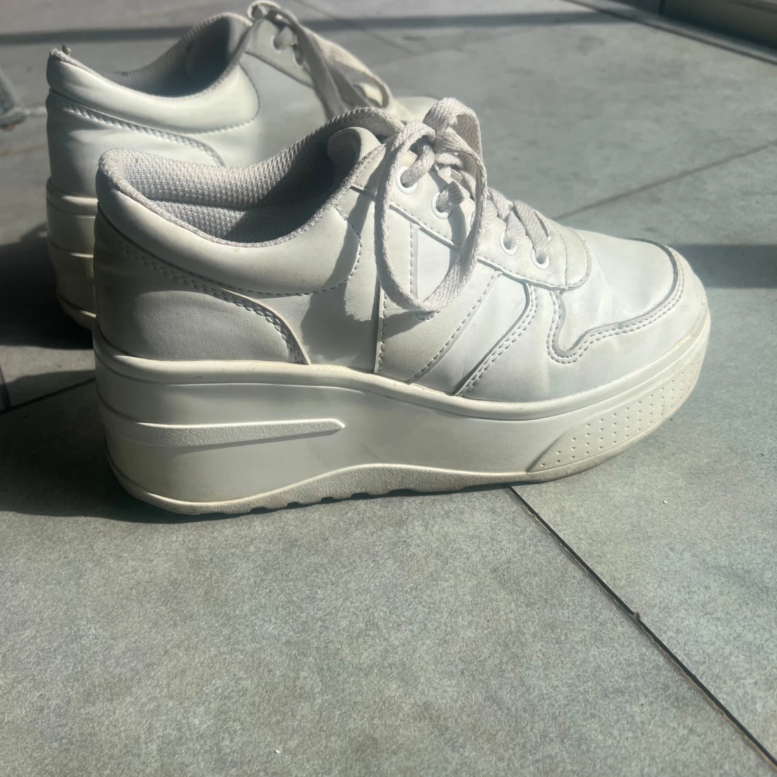 Vita sneakers med platåsula