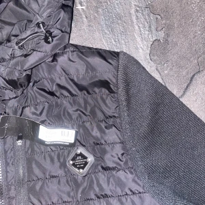 Cardigan J.Lindberg - Tja säljer nu denna svarta eftertraktade cardigan ifrån j.lindberg i storlek S för endast 1999kr! Jackan är i toppen skick med tags kvar! Försiktigt använd | skick:9/10. Priset är ej hugget i sten! Skriv i dm vid funderingar🙌