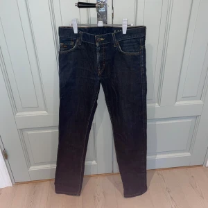 Mörkblå J.lindeberg jeans - Mörkblå J.Lindeberg jeans i storlek 30/32   Litet slitage, se bild 3