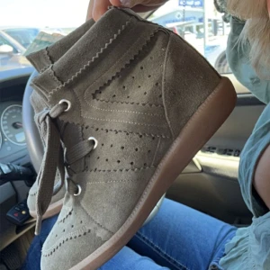 Isabel marant skor - Gröna isabel marant skor, i väldigt bra skick, kan tänka mig att byta mot den höga modellen i svarta eller beiga