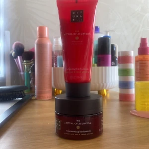 The Ritual of Ayurveda Kroppsvård Set - Säljer ett set från The Ritual of Ayurveda med en rejuvenating body scrub och en balancing body cream. Scruben innehåller punjabi pink salt och sweet almond, medan krämen har doft av Indian rose och sweet almond oil. Perfekt för en lyxig hemmaspa-upplevelse.helt ny