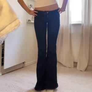 Mörkblå bootcut jeans från Cheap Monday - Snygga mörkblå bootcut jeans från Cheap Monday. De har en låg midja och klassisk femficksdesign. Perfekta för en avslappnad stil med en tight passform upptill och utsvängda ben. Storlek 24/32, helt slutsålda. Använda 2 gånger💛