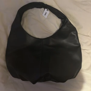 Väska från bikbok - Hej! Säljer denna väska från binbok, helt oanvänd och lappar kvar💕nypris 559kr