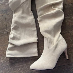 BEIGE BOOTS  - Beige boots i storlek 39, säljer pga att de är för små. Passar även den som har 38-39,5! Väldigt fina och lätta att gå i! 💕