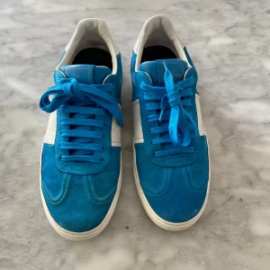 Ljusblå valentino flycrew skor  - Skick: 8/10. Alla nitar är kvar men mockan är lite dålig på vissa ställen. Skorna är en storlek 41,5 men skulle påstå att det även skulle passa en 42. Innersulan är utbytt till en svart sula men inget som påverkar självaste skon. Tar även byten! 