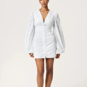 Adoore klänning  - Säljer denna fina klänningen från Adoore! Helt ny med prislappen kvar, kan även tänka mig att byta med någon till en storlek 36