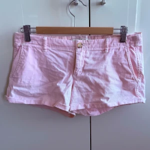 Lågmidjade ljusrosa shorts från Abercrombie & Fitch - Säljer dessa skitsnygga ljusrosa jeansshorts som jag köpte i London!! Kommer vara jättefina nu till sommaren. 💕