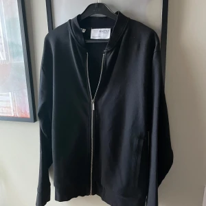 Helzip från selected homme - Säljer en svart helzip från selected homme i storlek s. Tröjan är testad en gång och har annars bara legat i garderoben sen den köptes. Skriv vid funderingar!