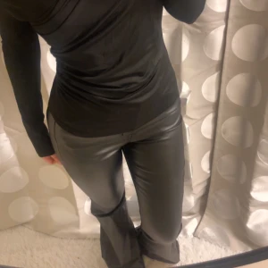 Skinnbyxor - Trendiga skinnbyxor med en tight passform. Formar kroppen jätte bra