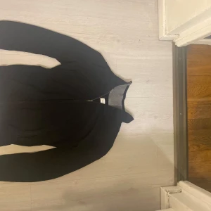 Svart zip tröja från Pier One - Säljer en stilren zip tröja från Pier One med dragkedja framtill. enkel design som passar till många tillfällen. Perfekt för en avslappnad look. Använt 4 gånger. Inget är trasigt den är som ny. Ny prisen kostar den 370 men jag säljer den för 150