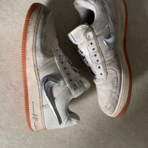 Travis scott airforce 1 - Ett par skitsnygga airforce 1 collab med travis scott, utbytbara nike märken, psssr bra inför sommaren, Flera bilder kan skickas och man får gärna komma med rimliga bud