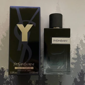 YSL Y Edp - Sommarens stora hitt från Yves Saint Laurent. En fräsch doft med noter av citrus och mint. Oanvänd. Nytt skick kvitto finns. Hör av er vid minsta fundering. HELT NY