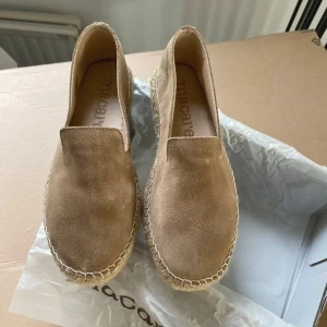Beige espadrillos från Macarena 37 - Säljer ett par snygga beige espadrillos från Macarena. Skorna har ovandel i mocka och klassisk flätad sula. Perfekta för vår och sommar, lätta att matcha till olika outfits. Nya i original kartong .Normala i storleken 