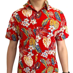 Röd blommig kortärmad skjorta från Jack & Jones - Färgstark skjorta från Jack & Jones i rött med tropiskt blommönster i vitt, blått och gult. Skjortan har korta ärmar, klassisk krage och knäppning framtill. Perfekt för sommarens alla äventyr.