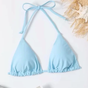 Ljusblå triangel bikini - Säljer en ljusblå triangel bikini med knyt i nacken och ryggen. Klassisk modell med tunna band och enkel design, perfekt till sommaren. Jag har aldrig använt då den är för liten. Jag har två till som den fast i ljusrosa och svart på min profil om man vill ha!❤️