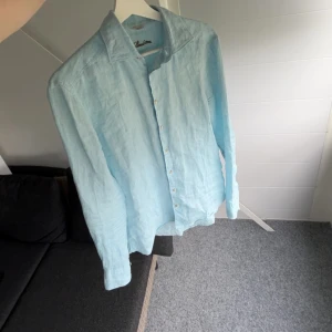 Ljusblå linneskjorta från Stenströms - Ljusblå linneskjorta från Stenström perfekt nu till sommaren || Storlek S || Skick 9/10 använd ungefär 3 gånger || Hör av er om ni har några funderingar!