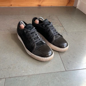 Feta Lanvin cap toe skor - |Tja! Ett par sjukt feta Lanvin skor i en nice coulorway❗️| Skick 8/10 otroligt bra skick, endast lite smutsig sula (ksk nån defekt)☑️| Storlek: UK8/EU42, sitter som sagt större så passar 43📏| Nypris: ca 5000kr💵| Färg: svart, svårt att bekskriva färg men som på bilden (liten ton av svartbrun på cap toen).| Har används whitening crean på den tidigare.| Fraktar spårbart via postnord eller instabox📦| Hör av er för mer information!| Allt gott👊