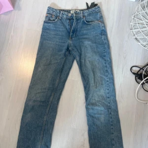 Blå raka jeans från Zara - Klassiska blå jeans från Zara med raka ben och mid waist. Köpte de för lite mer än 3 år sen och har knappt använt de.