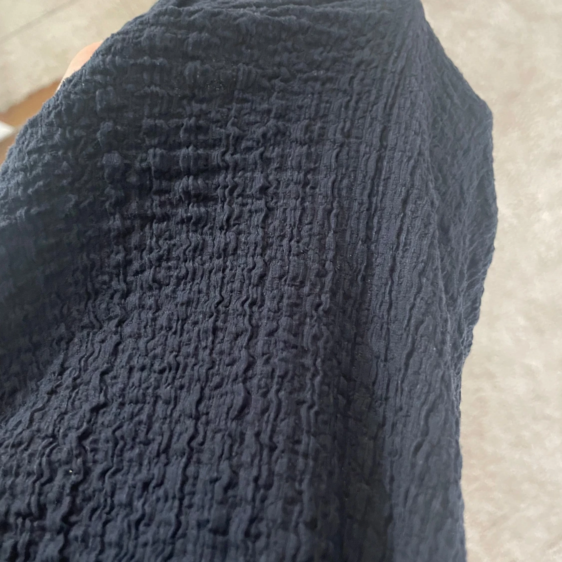 Svart kortärmad blus i strukturerat tyg - 2