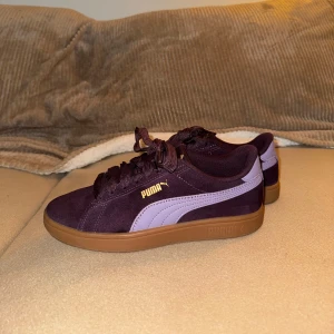 Lila skor - Puma - Säljer mina Puma skor då jag har andra jag hellre väljer framför dessa. De inte kommer till användning tyvärr. Strl 38. Äkta mocka läder. Inköpspris 750kr. Köpta i december/januari.  I nyskick, använda fåtal gånger. Inget slitage på sulan.
