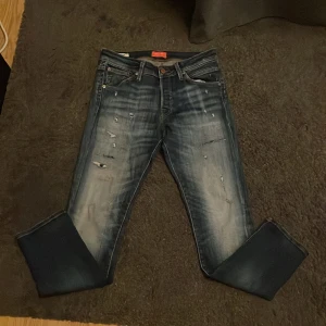 Jack and jones jeans - Säljer ett par extremt sköna jack and Jones jeans med både skön wash och slitningar. Dem är i storlek 31/30 // skriv vid funderingar 🙌🍺