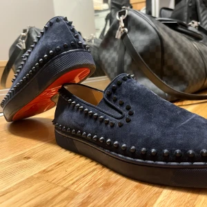♦️Louboutin Pik Boat Navy SUPER SÄLLSYNTA♦️ - Passar perfekt om du har storlek 43 eller 43,5 i louboutins då de passar mig perfekt. Nog de mest bekvämaste skorna jag har haft. Använd endast 3-4 gånger. Dessa är discountinued, de är omöjliga att få tag på, du hittar inte dessa någon annanstans på nätet speciellt i strl 42,5. Kommer med 2 dustbags, saknar box. Frågor om bytte ignoreras. Pik Boat Veau velours et spikes i färgen Bleu marine.