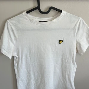 Vit Lyle and Scott T-shirt - Vit Lyle and Scott T-shirt i storlek 12/13 år. Använd ett fåtal gånger. Säljer pga för liten. 