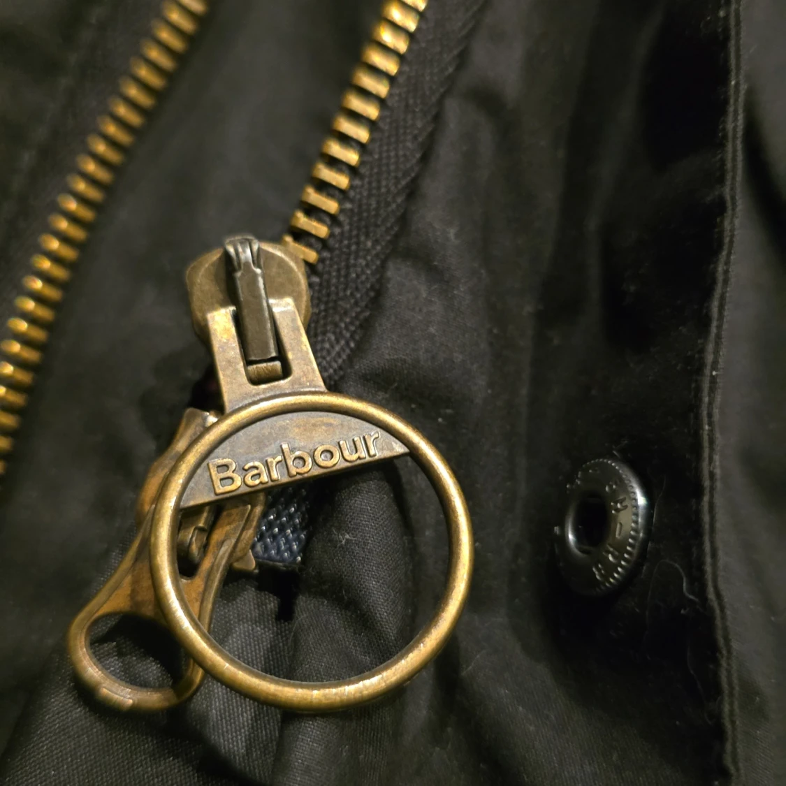 Svart jacka från Barbour med röd-rutigt foder - 1