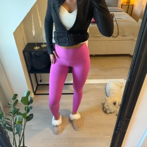 Lululeomon tight  - Säljer dessa populära lululemon tight. Super sköna och i den snygga färgen passionate 💖🩷 Som nya