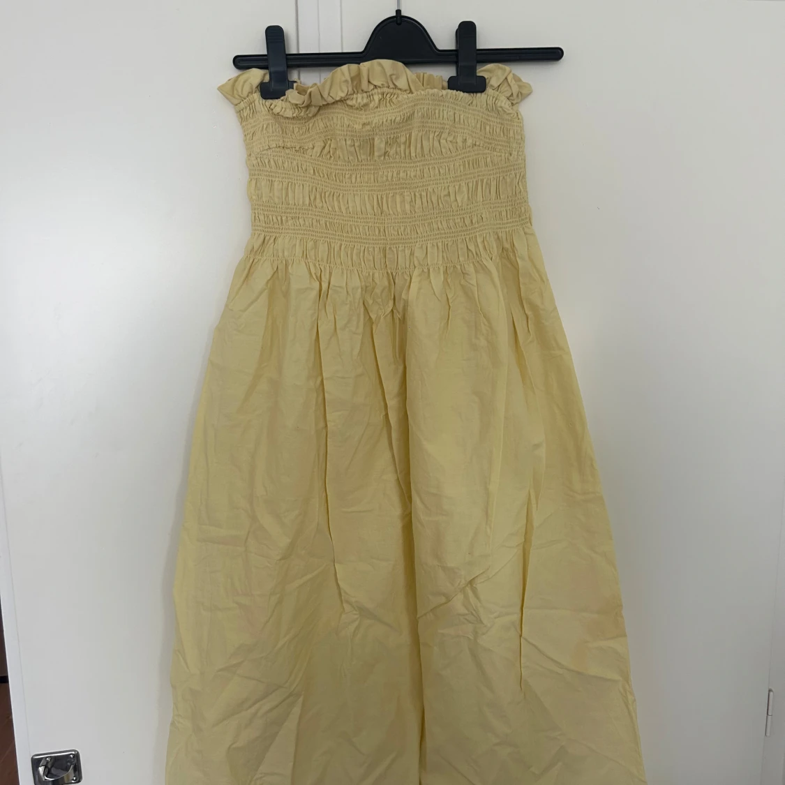 Gul axelbandslös sommarklänning - 1