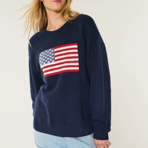 Mörkblå stickad tröja  - Säljer denna Ralph Lauren liknande tröja då den inte kommer till användning längre💕 köpt förra sommaren i England på hollister och är endast använd ett fåtal gånger😊 nypris ca 500kr💕