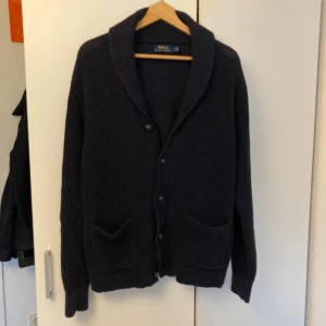 Mörkblå kofta från Ralph Lauren - Mörkblå kofta/cardigan från Ralph Lauren. Fint använt skick.