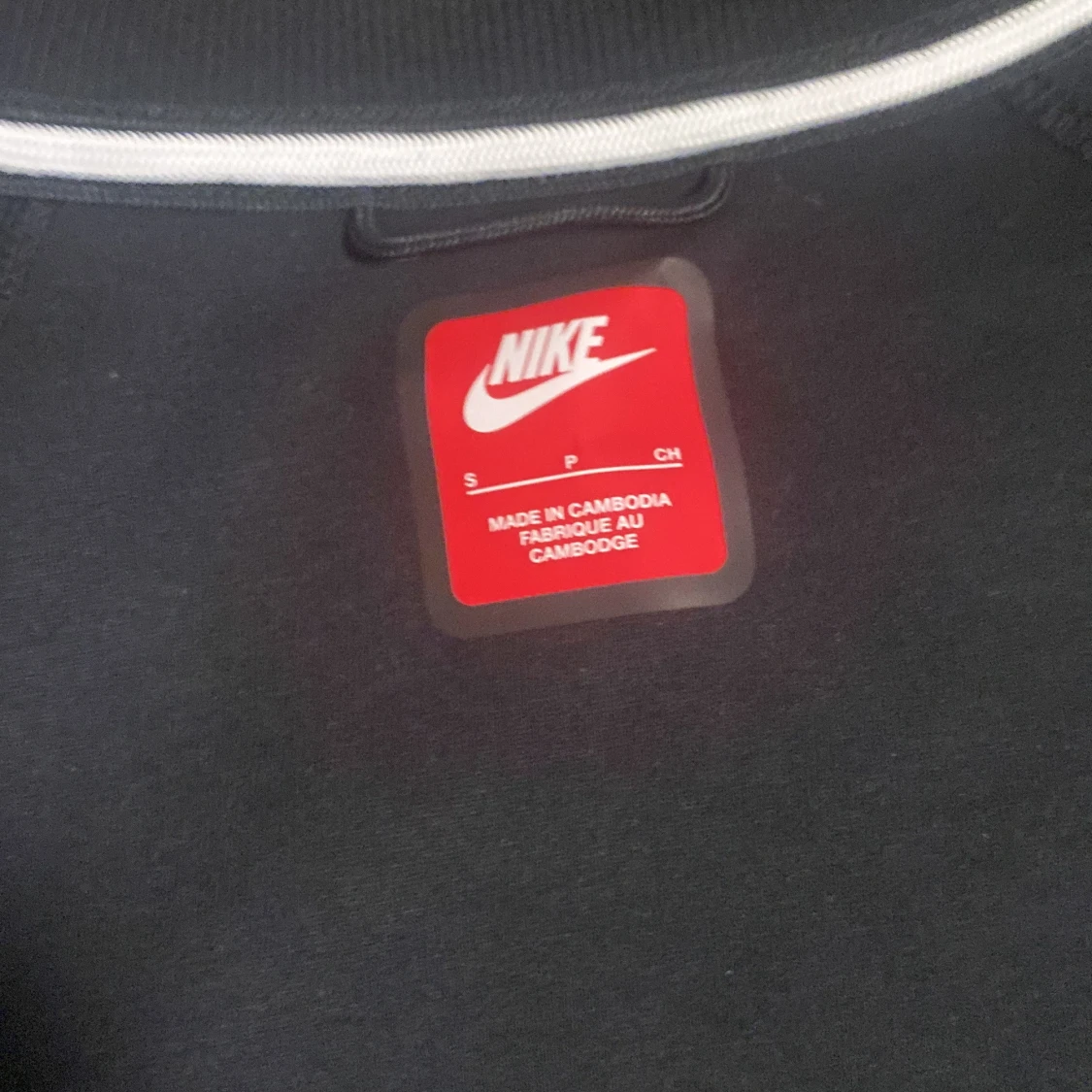 Svart jacka från Nike med dragkedja - 2