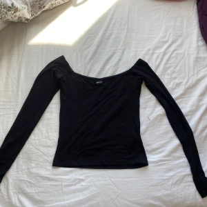 Off shoulder top Gina tricot  - Off shoulder top från Gina tricot i svart. Den är sparsamt använd och i gott skick. Samma som på tredje bilden, ”slitsen” i ärmarna har jag däremot sytt ihop. 