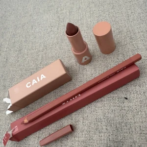 CAIA läppstift och läppenna  - Säljer en läppstift och en läpp penna från Caia, köpte både separat men säljer både tillsammans. Läppstift i färgen Chic och läppenna i färgen pink blossom. Har inte använt de endast testad och de va inget färg för mig. Förpackningarna är trasiga som ni ser. 