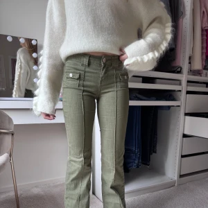 H&M jeans  - Tjejen på bilden är 162 och bär vanligtvis 32/34💞💞