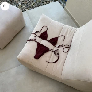 Vinröd bikini med knyt - Säljer en vinröd bikini med trekantsöverdel och knyt både vid axelbanden och på sidorna av bikinitrosan. Aldrig testad då jag såg direkt den var för liten. Säljer pga det skulle kosta mig mer pengar att returnera den än att sälja vidare.