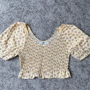 Blommig blus - Använd 1 gång, nyskick! 