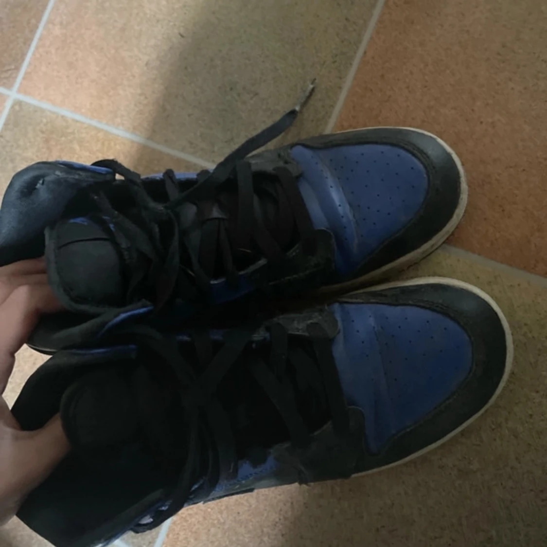 Nike Air Jordan 1 Retro High OG blå och svarta sneakers - 1
