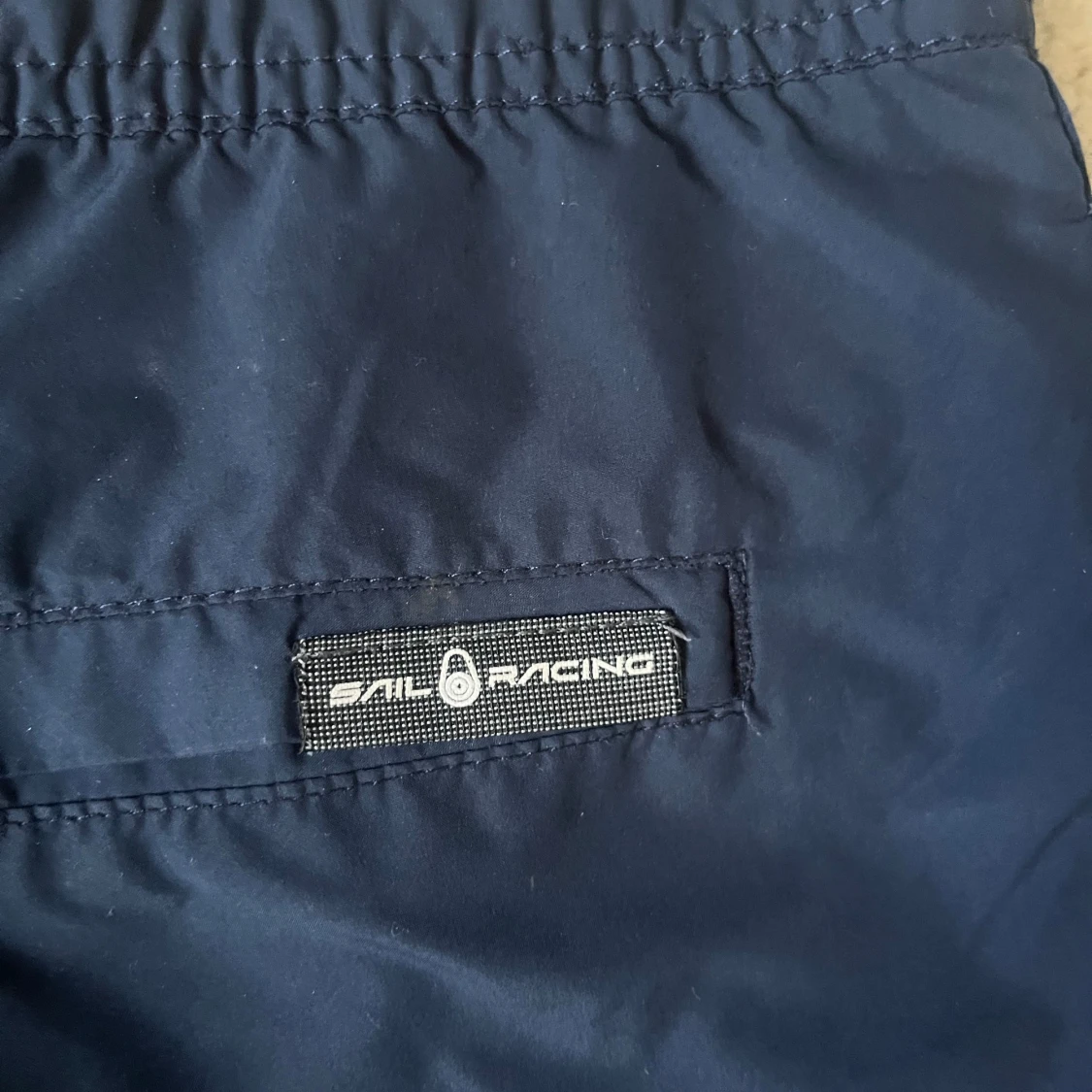 Marinblå badshorts från Sail Racing - 2