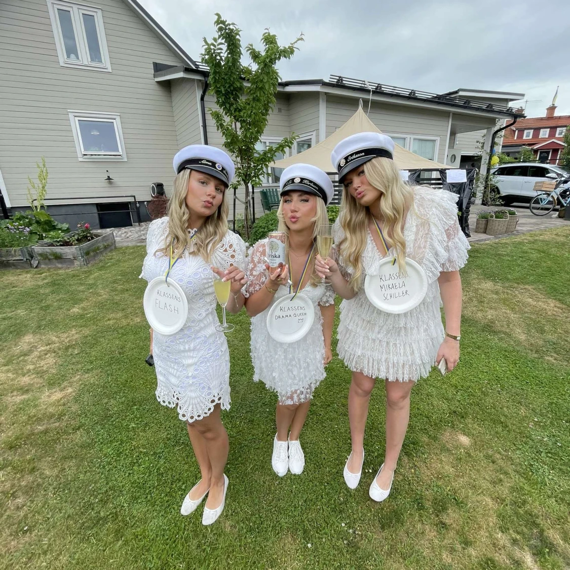 Studenklänning, Vit spetsklänning med kort ärm och volangdetaljer - 1