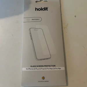 Holdit skärmskydd för iPhone - Osynligt glasskydd från Holdit som passar iPhone 16 Plus, 15 Plus, 15 Pro Max och 14 Pro Max. Skyddar skärmen mot repor och stötar utan att synas. Svensk design.