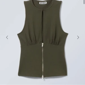 Weekday topp - Snygg topp från Weekday med jättefin grön khaki färg och dragkedja framtill. I storlek S!